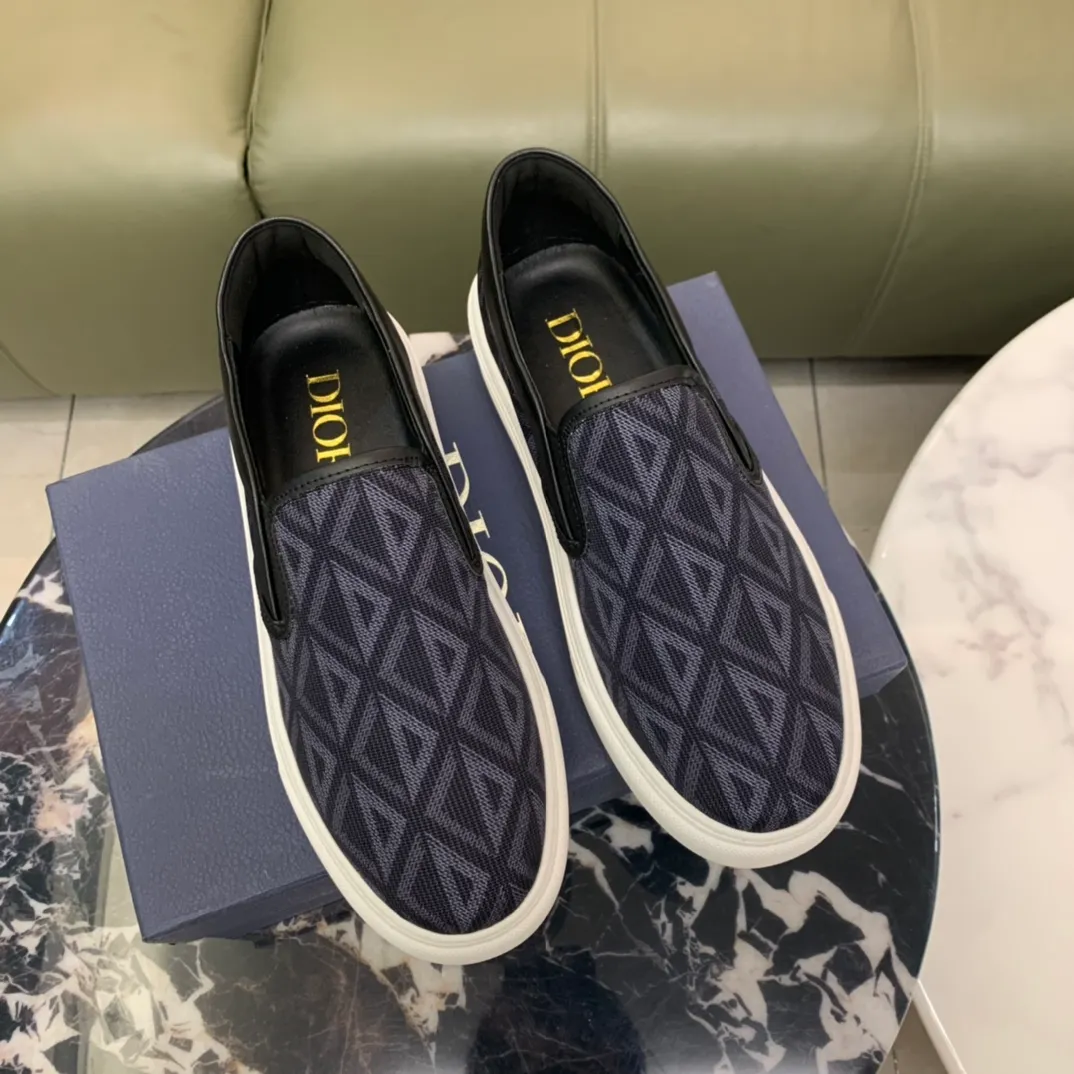 Men's men's shoes 💰360, Dior series casual shoes 👟🔥🕷🕷【Dior】Dior New casual men's shoes are launched in Hong Kong counters. Official website 1:1 production. Original Italian materials. Designed by European and American masters. Perfect shape to create counter quality, solid color rubber wear-resistant outsole and classic dazzling head! Super versatile and very comfortable. High-end without losing taste, fashionable and novel! ! Absolute focus! Code number: 38-45